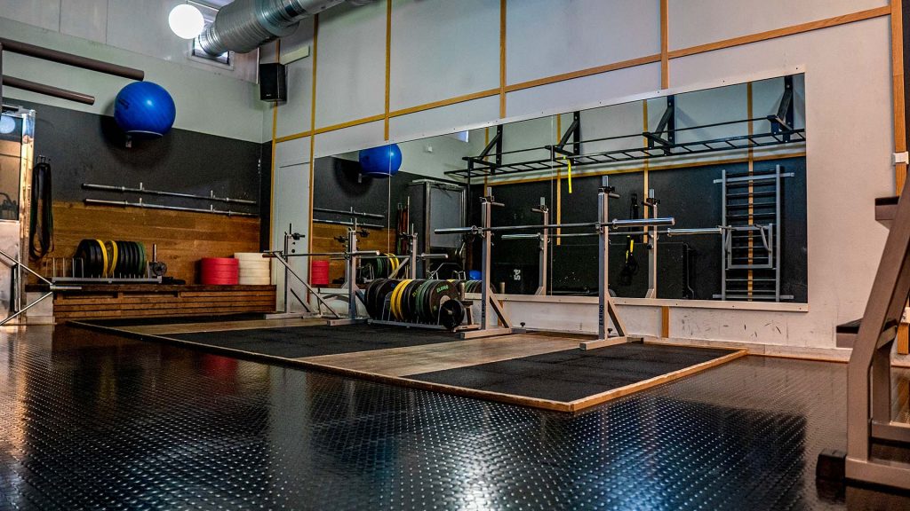 Rum för tyngdlyftning med ljuddämpande mattor på golvet